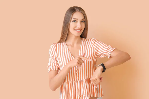 Young Woman Wristwatch Color Background — Stock Photo, Image