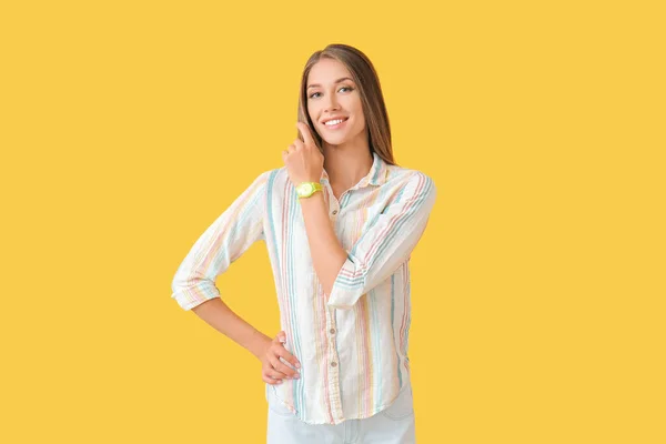 Ung Kvinna Med Armbandsur Färg Bakgrund — Stockfoto