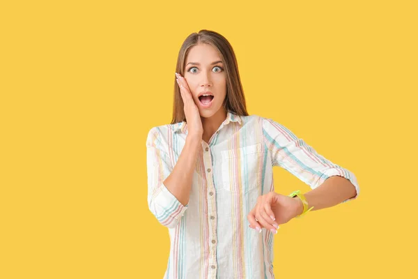 Mujer Joven Conmocionada Con Reloj Pulsera Sobre Fondo Color — Foto de Stock