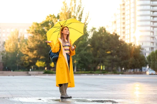 Bella Giovane Donna Con Ombrello Che Indossa Impermeabile All Aperto — Foto Stock