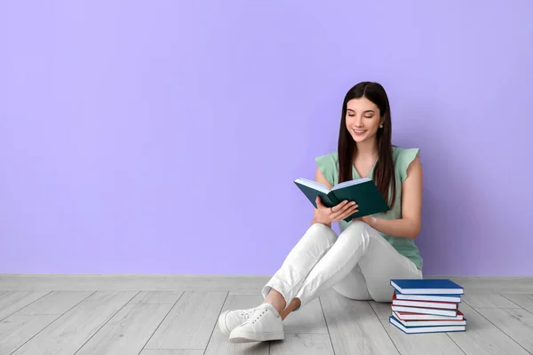 Belle Jeune Femme Avec Des Livres Assis Près Mur Couleur — Photo