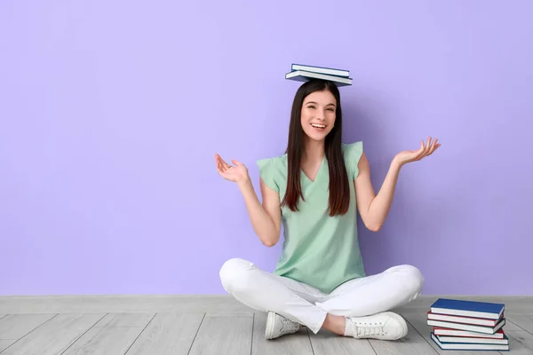 Hermosa Joven Con Libros Sentados Cerca Pared Color —  Fotos de Stock