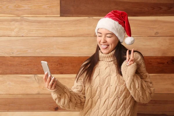 Jovem Feliz Chapéu Santa Levando Selfie Fundo Madeira — Fotografia de Stock