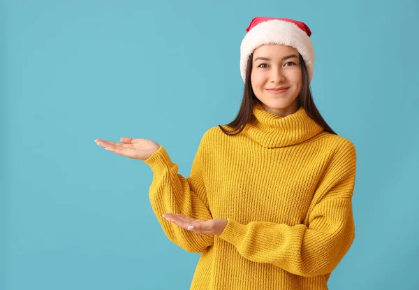 Mooie Jonge Vrouw Santa Hoed Tonen Iets Kleur Achtergrond — Stockfoto