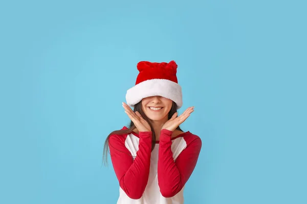 Joyeux Jeune Femme Chapeau Père Noël Sur Fond Couleur — Photo
