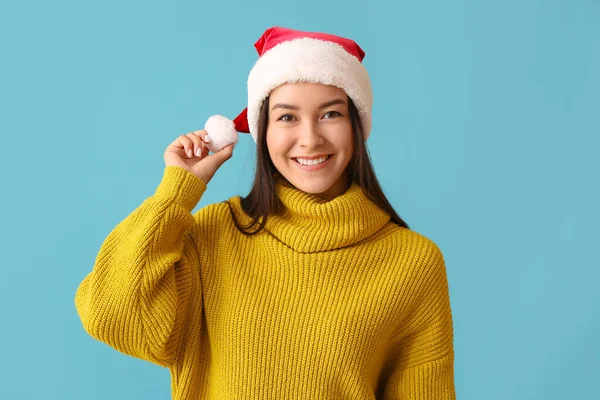 Šťastná Mladá Žena Santa Klobouk Barevném Pozadí — Stock fotografie