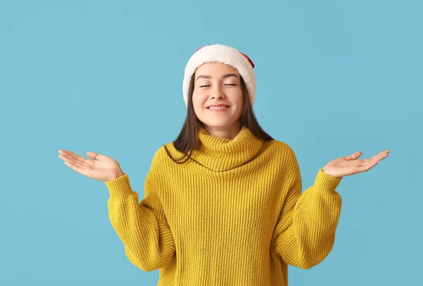 Šťastná Mladá Žena Santa Klobouk Barevném Pozadí — Stock fotografie