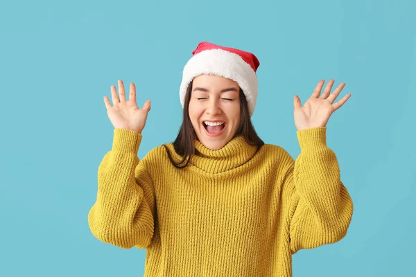 Skrik Ung Kvinna Santa Hatt Färg Bakgrund — Stockfoto