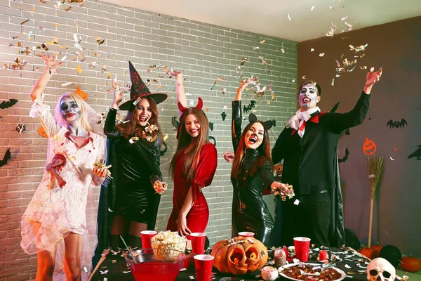 Přátelé Slaví Halloween Párty — Stock fotografie