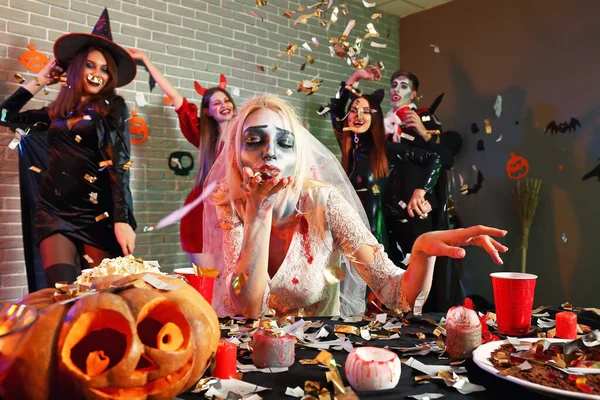 Freunde Feiern Auf Der Party Halloween — Stockfoto