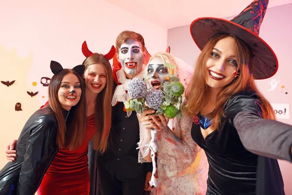 Freunde Feiern Auf Der Party Halloween — Stockfoto