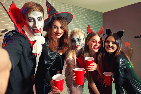 Amigos Comemorando Halloween Festa — Fotografia de Stock