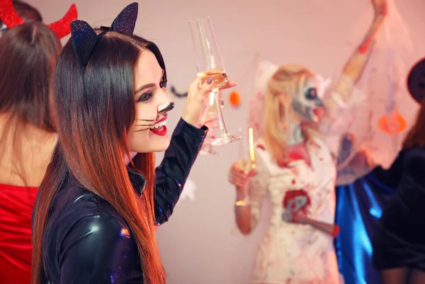 Freunde Feiern Auf Der Party Halloween — Stockfoto