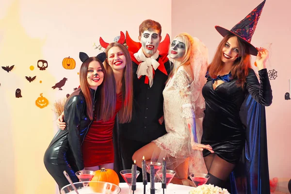 Amici Che Festeggiano Halloween Alla Festa — Foto Stock