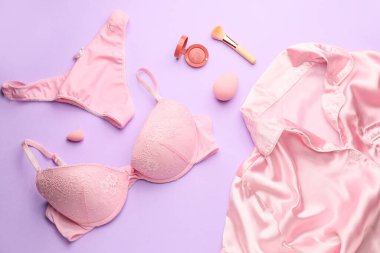 Renkli kadın kıyafetleri ve aksesuarları