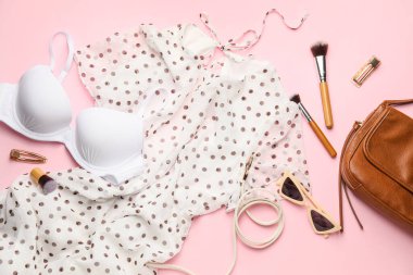 Renkli kadın kıyafetleri ve aksesuarları