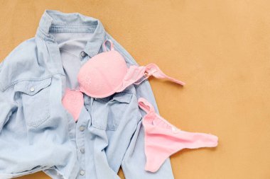 Renkli kadın kıyafetleri ve iç çamaşırları.