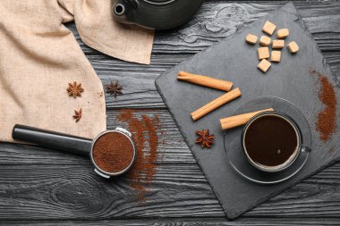 Baharatlı kahve ve portatif filtrede pudra.