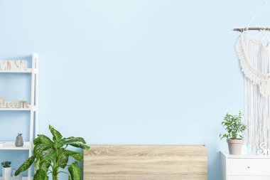 Ahşap standı, çekmecesi ve askısı olan şık bir oda.