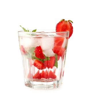 Beyaz arka planda bir bardak lezzetli çilekli mojito.