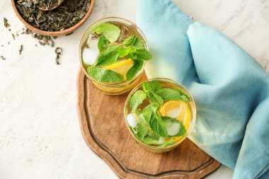 Bir bardak lezzetli soğuk buzlu çay.