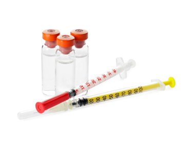 Beyaz arka planda bir şişe insülin ve şırınga. Diyabet kavramı