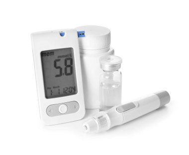 Glukometre, haplar, bir şişe insülin ve beyaz arka planda tükenmez kalem. Diyabet kavramı