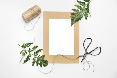 Beyaz arkaplanda boş kartı olan kompozisyon