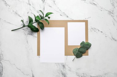 Beyaz arkaplanda boş kartları olan kompozisyon