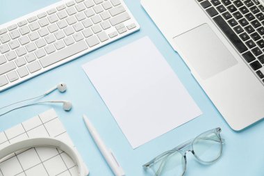 Renk arkaplanı üzerinde boş kart, bilgisayar ve kırtasiye bileşimi