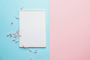 Renk arkaplanı üzerine boş defter ve kırtasiye