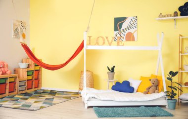 Rahat yataklı, modern çocuk odası.