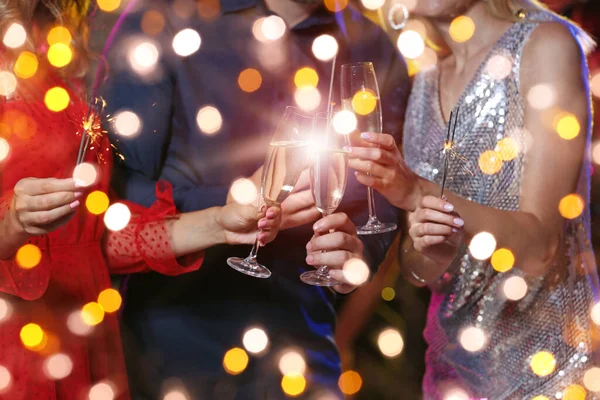 Junge Leute Klirren Auf Party Mit Leckerem Champagner — Stockfoto