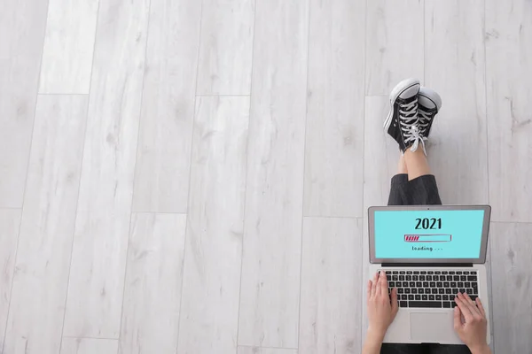 Jonge Vrouw Met Laptop Maken Doen Lijst 2021 Jaar Thuis — Stockfoto