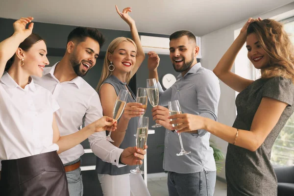 Los Jóvenes Tintineando Copas Sabroso Champán Fiesta Oficina —  Fotos de Stock