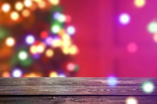 Close Zicht Houten Tafel Tegen Gloeiende Kerstboom — Stockfoto