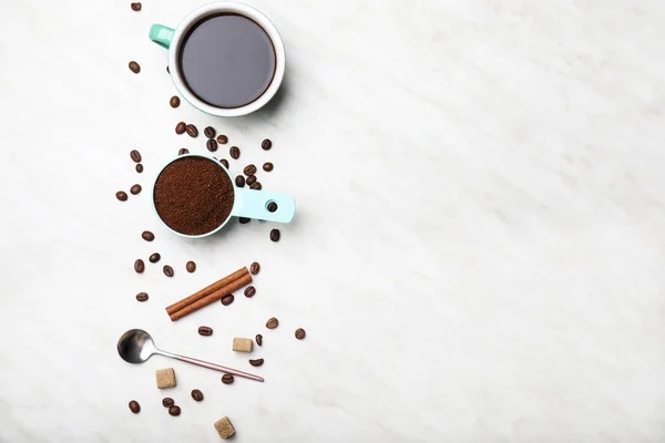 Tasse Kaffee Mit Pulver Und Bohnen Auf Weißem Hintergrund — Stockfoto