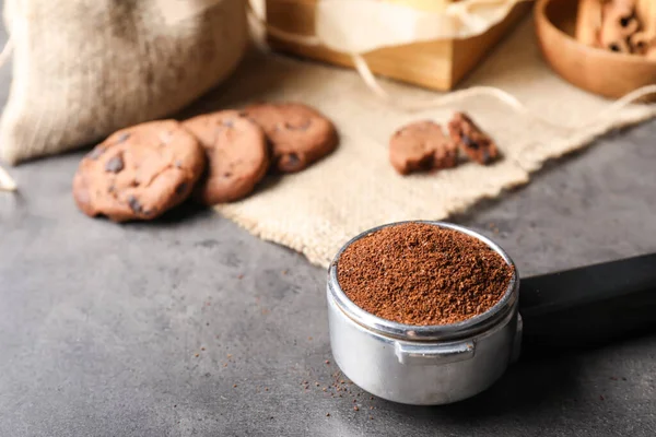 Portafilter Met Koffiepoeder Grijze Ondergrond — Stockfoto