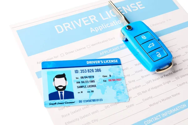 Άδεια Οδήγησης Έντυπο Αίτησης Και Κλειδί Αυτοκινήτου Λευκό Φόντο Κοντινό — Φωτογραφία Αρχείου