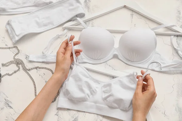 Mãos Femininas Com Lingerie Elegante Fundo Branco — Fotografia de Stock