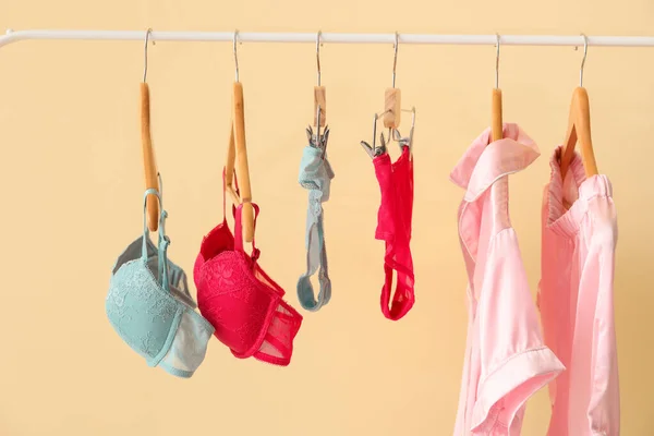 Σχάρα Ρούχων Κομψά Γυναικεία Εσώρουχα Και Πιτζάμες Στο Φόντο Χρώμα — Φωτογραφία Αρχείου