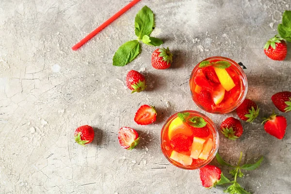 Gläser Leckerer Erdbeer Cocktail Mojito Auf Grauem Hintergrund — Stockfoto