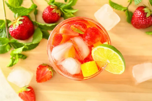 Ein Glas Leckeren Erdbeer Cocktail Mojito Auf Dem Tisch — Stockfoto
