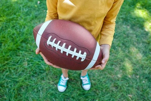 Malý Chlapec Hraje Americký Fotbal Venku — Stock fotografie