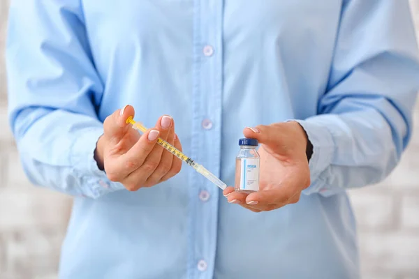 Frau Mit Flasche Insulin Und Spritze Nahaufnahme Diabetes Konzept — Stockfoto