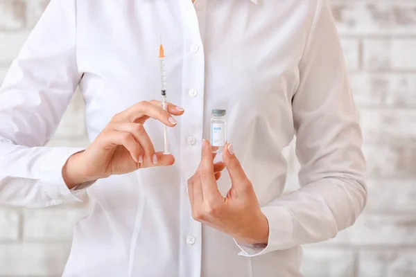 Frau Mit Flasche Insulin Und Spritze Nahaufnahme Diabetes Konzept — Stockfoto