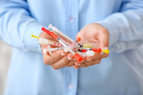 Frau Mit Spritzen Zur Insulinspritze Nahaufnahme Diabetes Konzept — Stockfoto