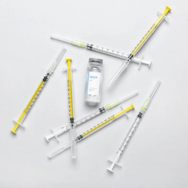 Flacone Insulina Con Siringhe Fondo Bianco Concetto Diabete — Foto Stock