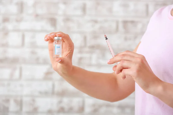 Frau Mit Flasche Insulin Und Spritze Nahaufnahme Diabetes Konzept — Stockfoto