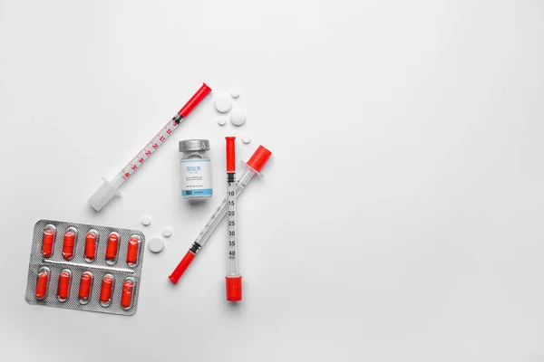 Flacone Insulina Con Siringhe Pillole Sfondo Bianco Concetto Diabete — Foto Stock